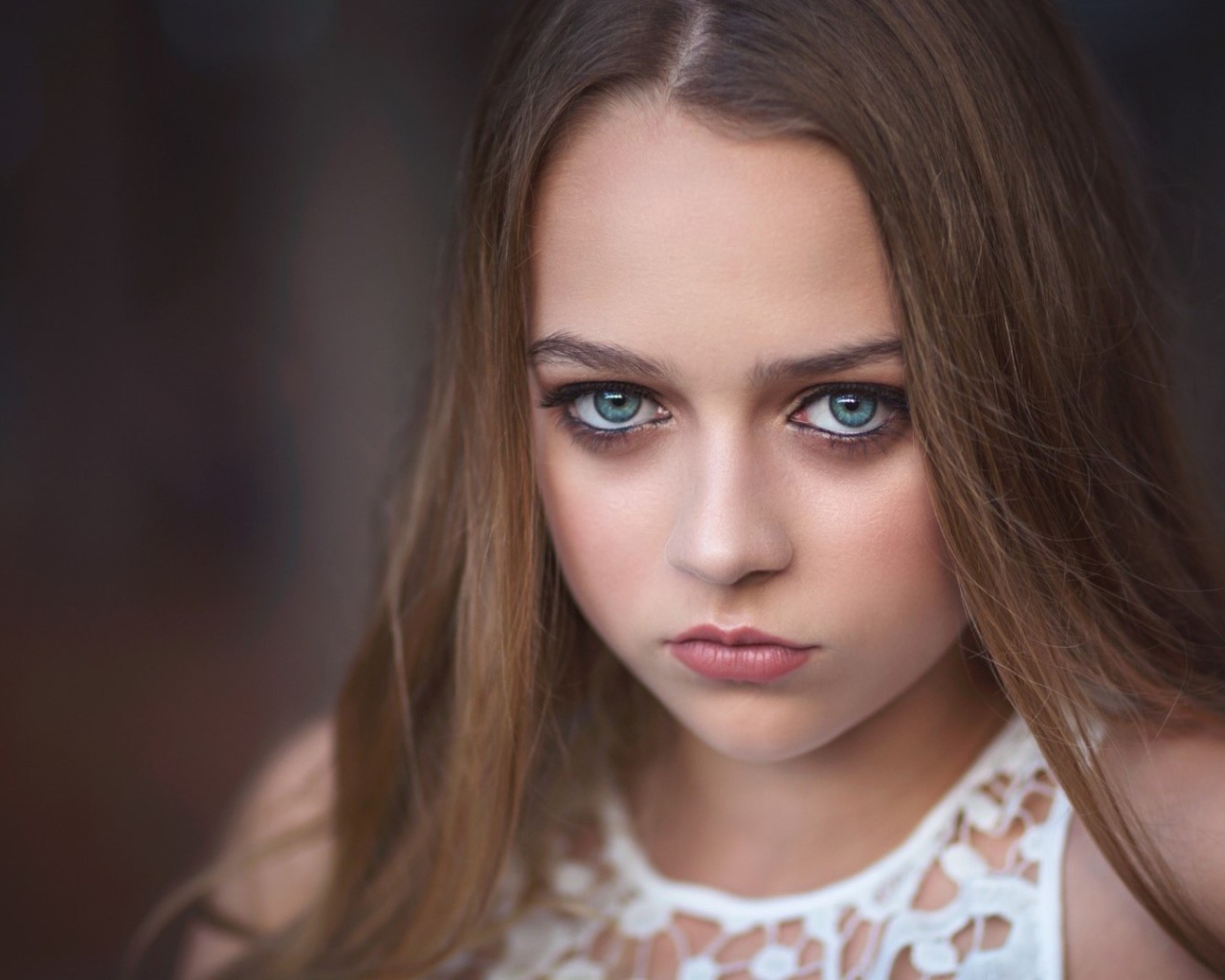 Грустная девушка с большими голубыми глазами 