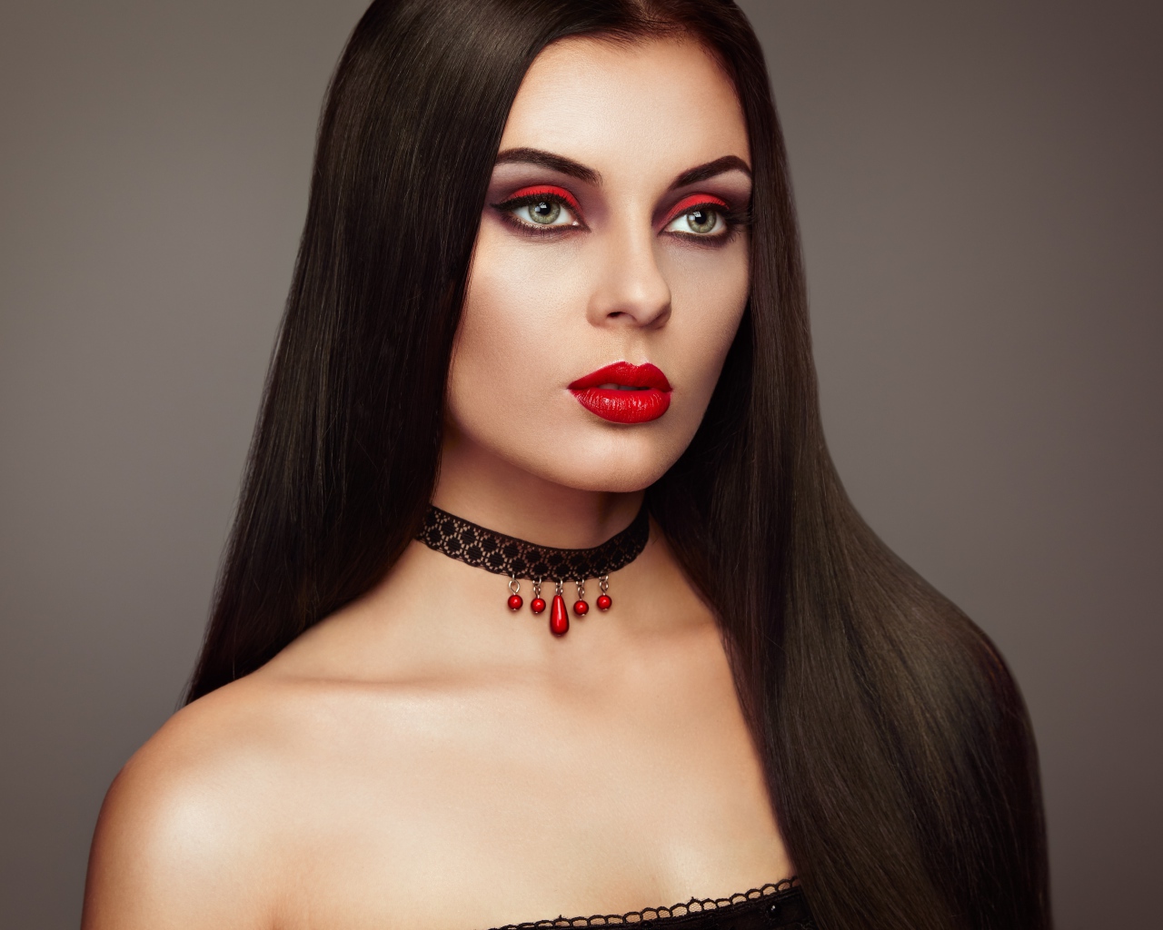 Эффектная брюнетка с ярким макияжем