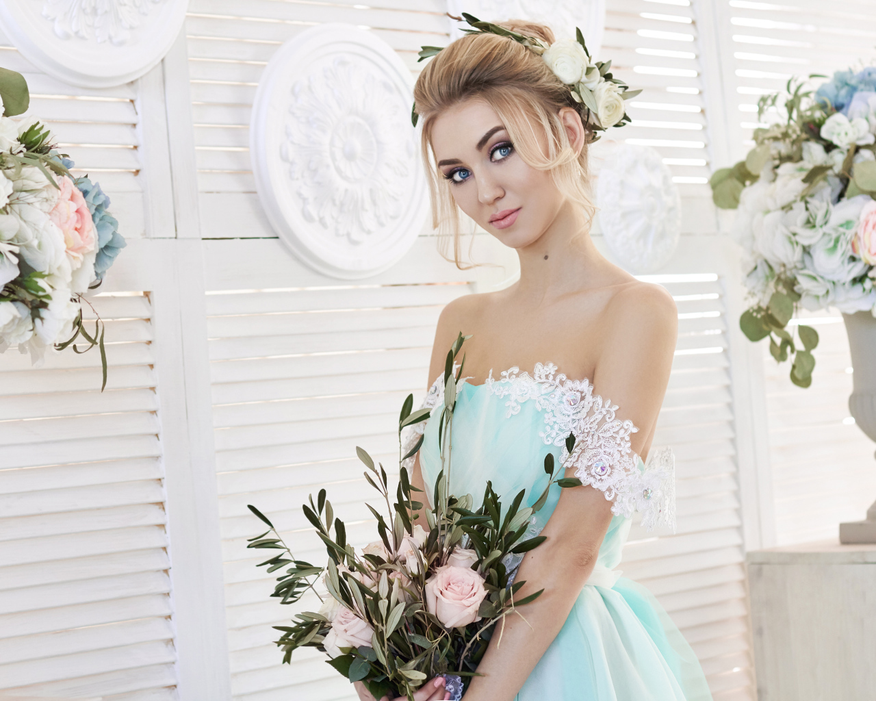 Эффектный взгляд голубоглазой блондинки в красивом платье с букетом цветов