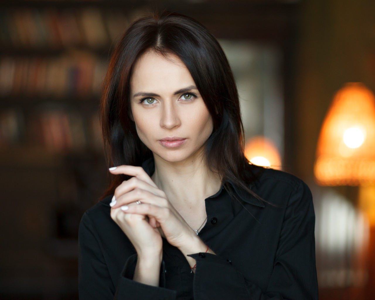 Стильная девушка брюнетка с длинными волосами 