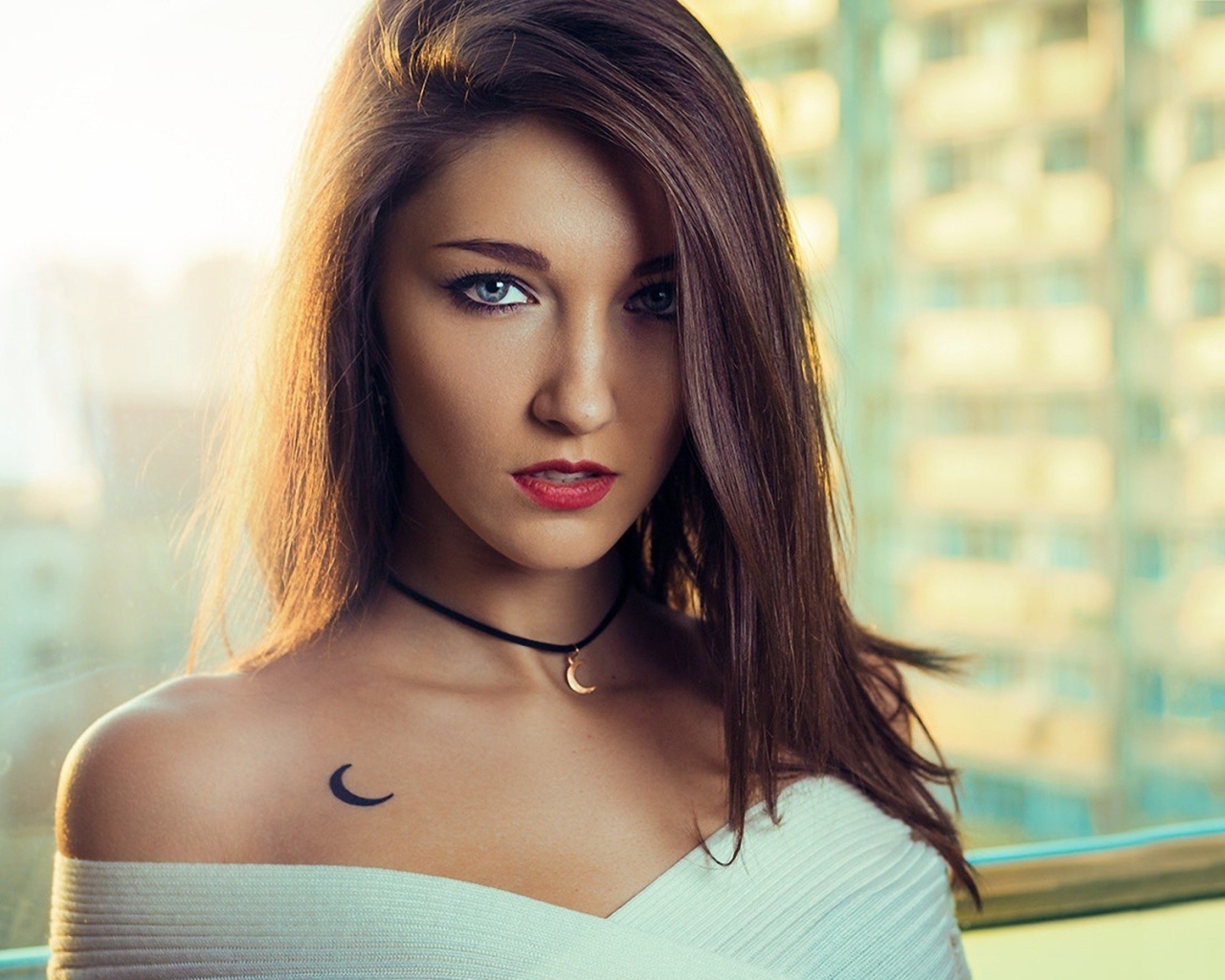 Стильная брюнетка с татуировкой в форме месяца 