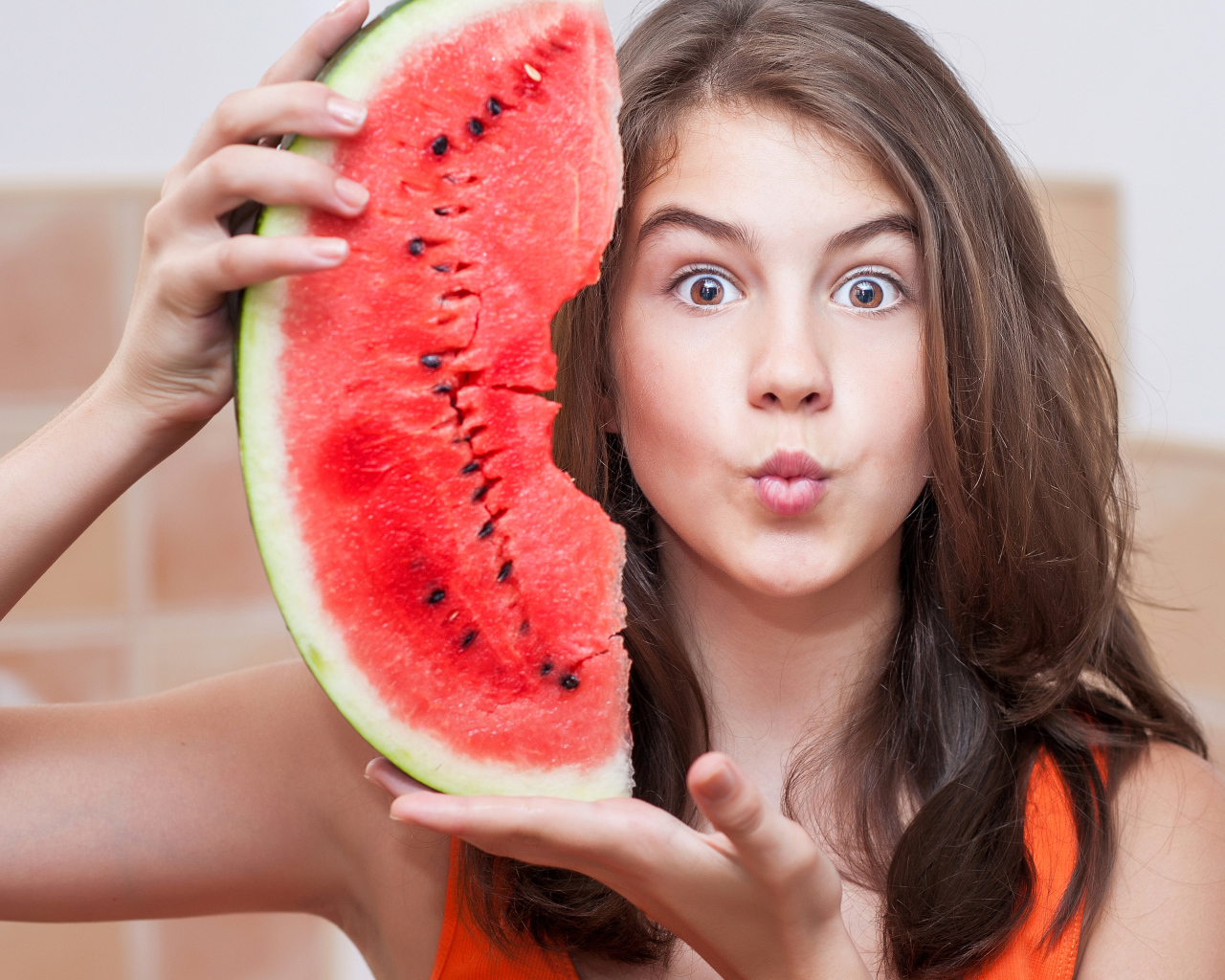 Девушка держит в руках скибку арбуза