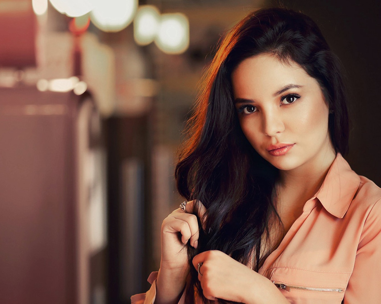 Девушка с темными распущенными волосами 