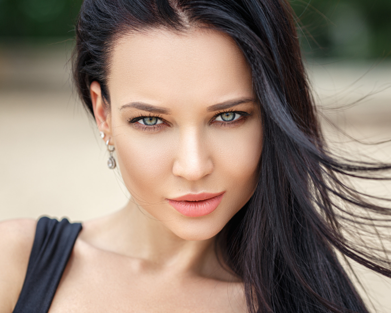 Взгляд красивой зеленоглазой брюнетки