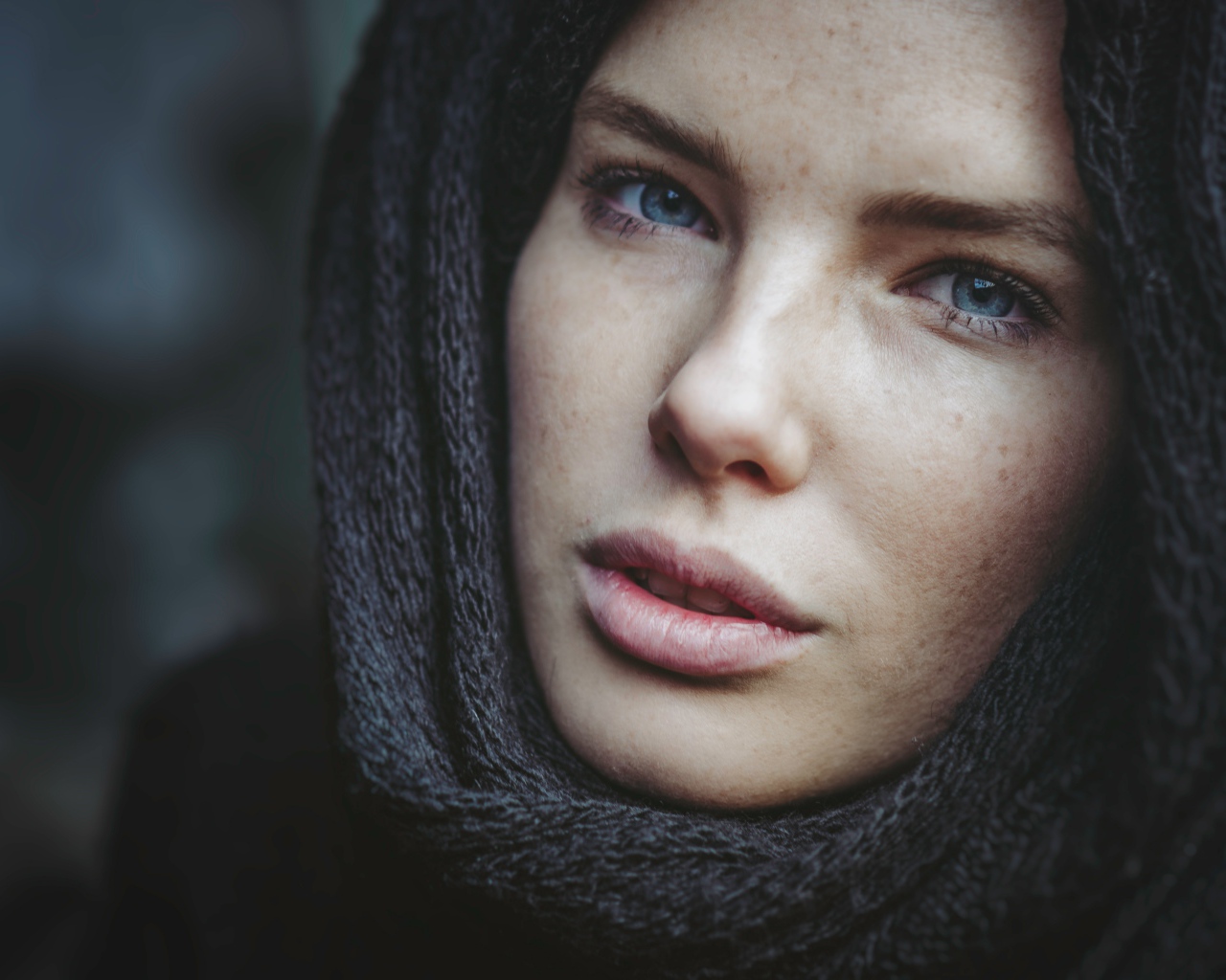 Взгляд настоящей голубоглазой девушки