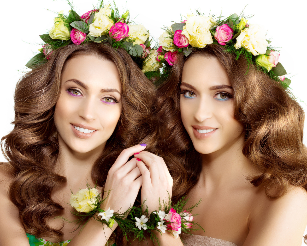 Две красивые девушки с венками из цветов на голове