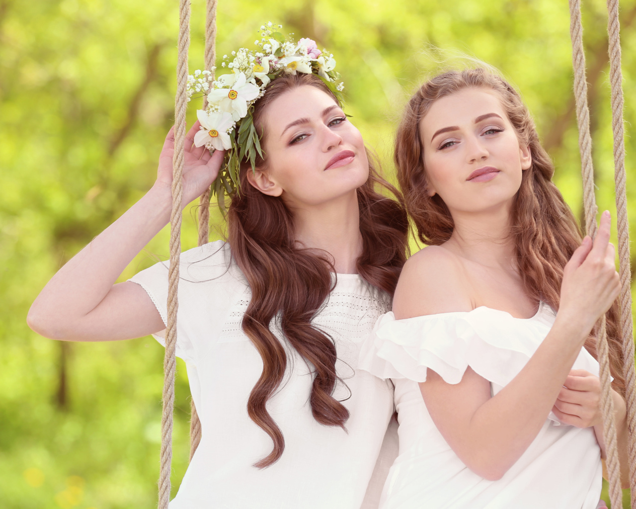 Две красивые длинноволосые девушки шатенки на качели