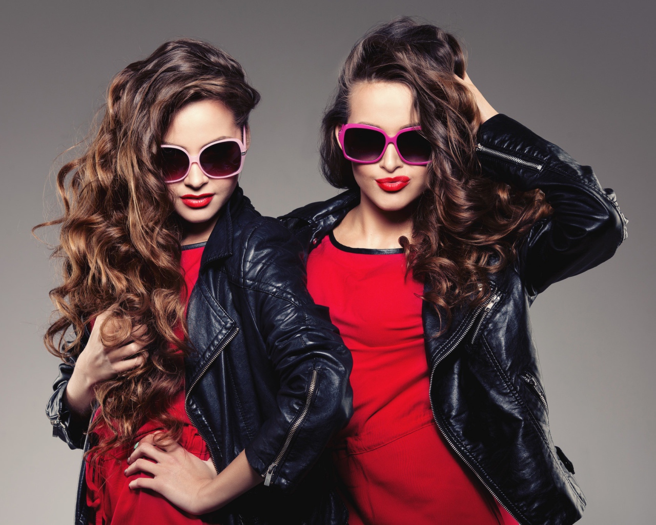 Две стильные брюнетки в кожаных куртках 