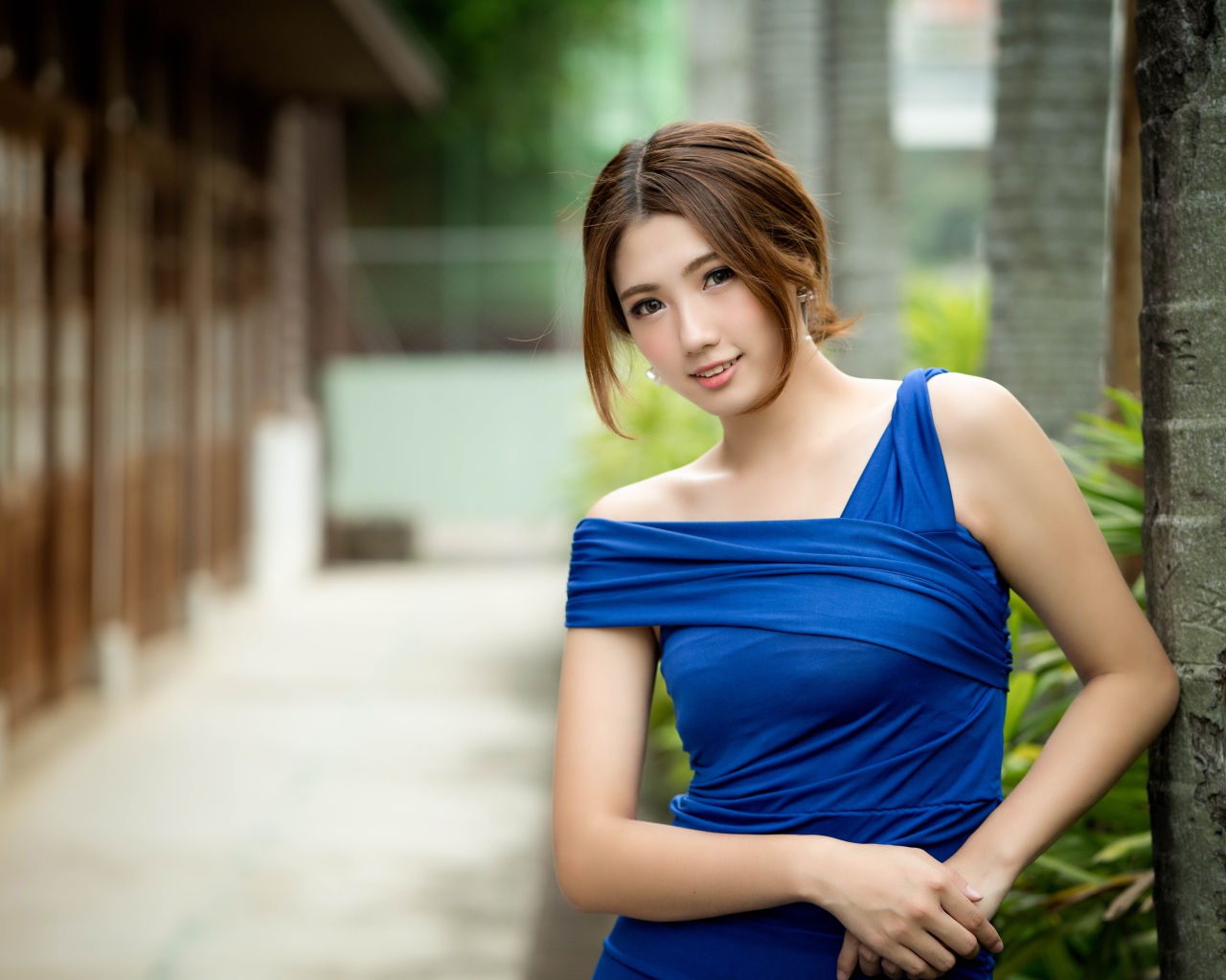 Молодая девушка азиатка в красивом голубом платье