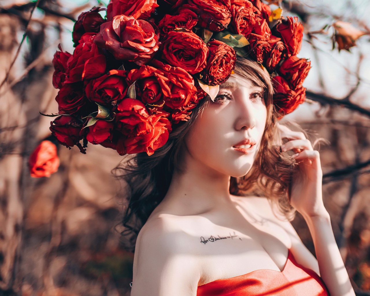 Молодая девушка азиатка с красными цветами на голове