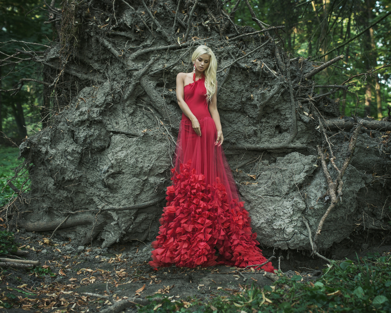 Молодая красивая девушка блондинка в красном платье