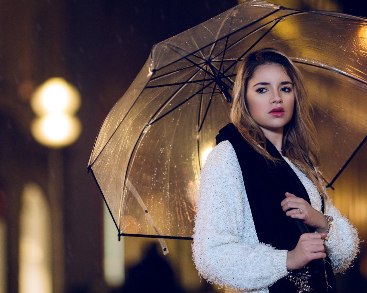 Молодая красивая девушка под зонтом 