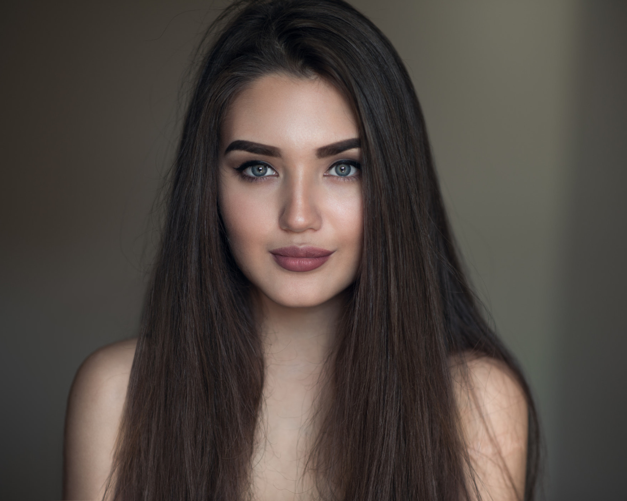 Молодая красивая девушка с длинными волосами