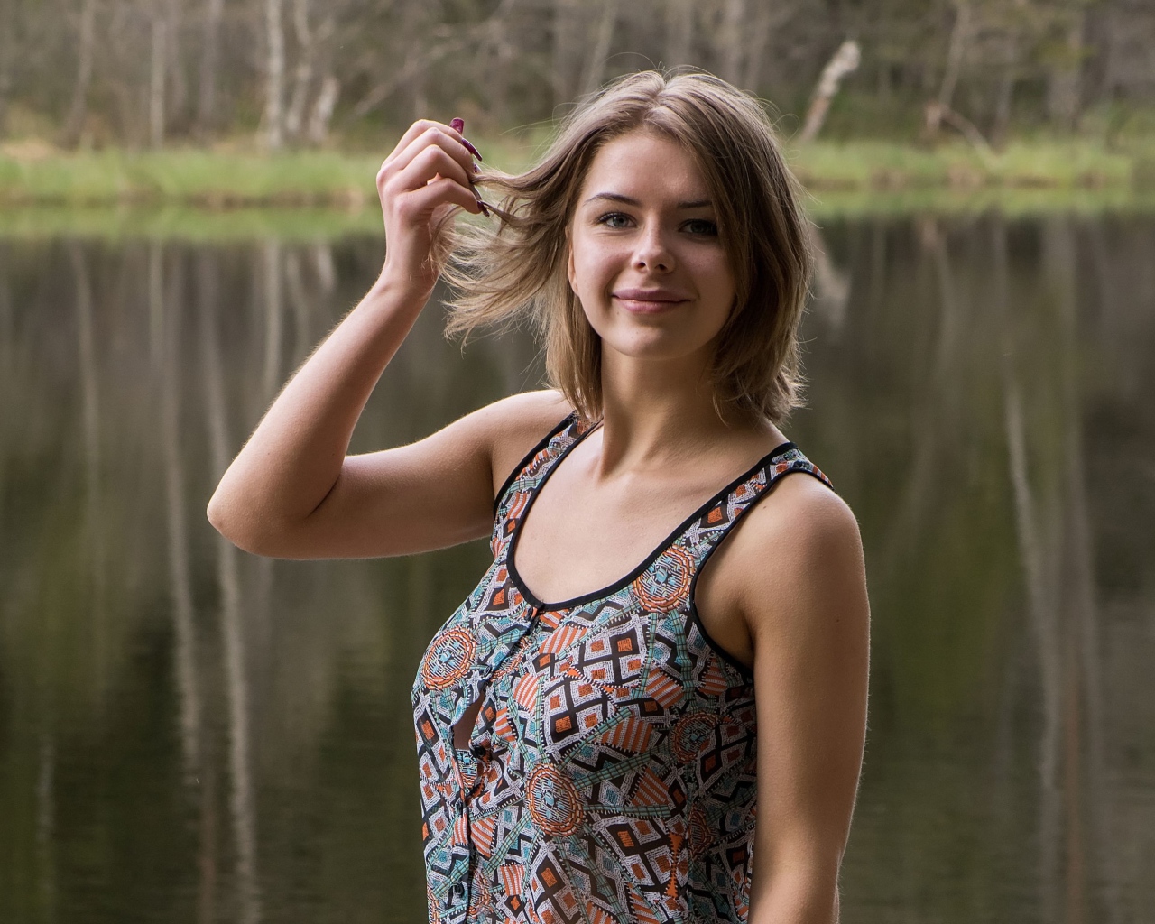 Молодая красивая настоящая девушка