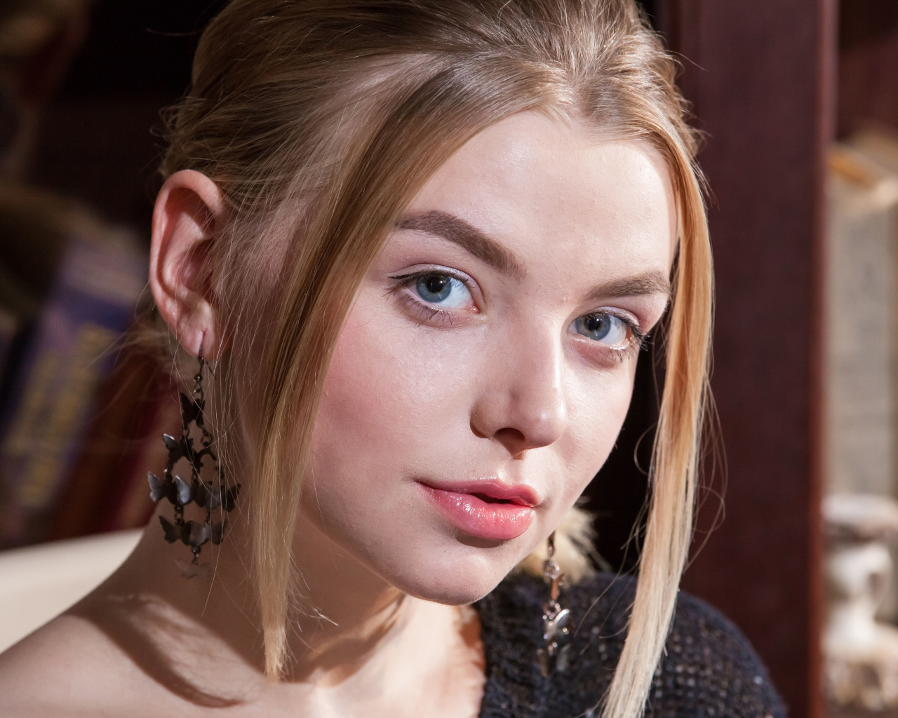 Молодая девушка блондинка с голубыми глазами