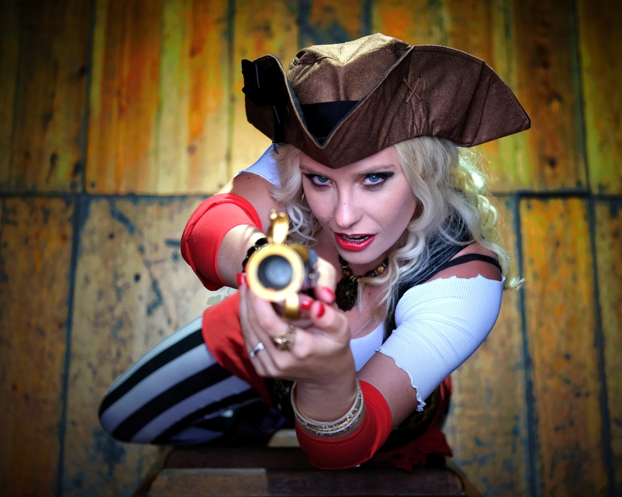 Молодая голубоглазая девушка в костюме пирата