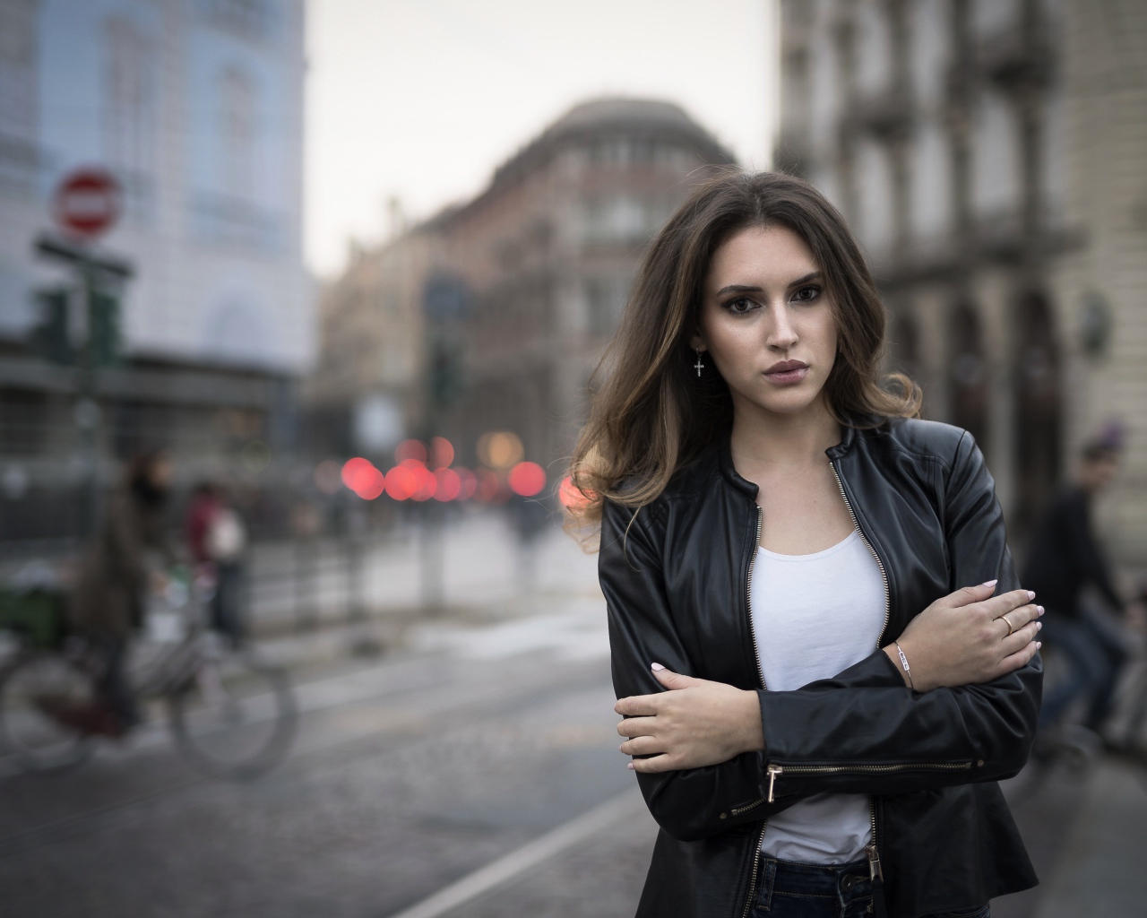 Молодая брюнетка в черной кожаной куртке