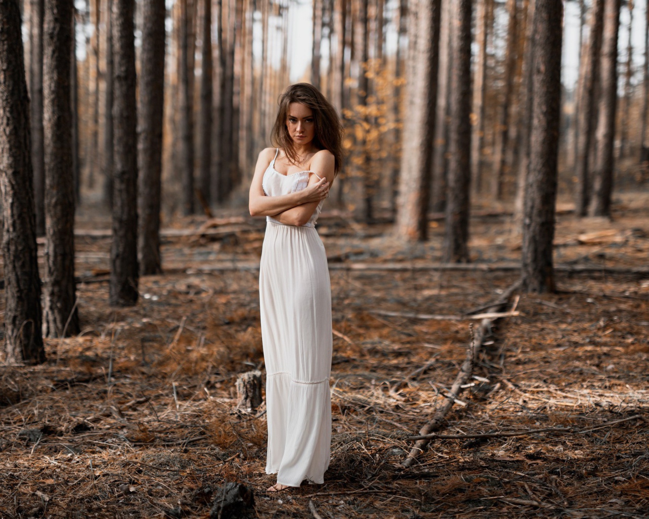 Молодая девушка в белом платье в лесу 