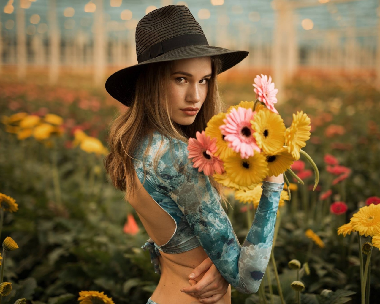 Молодая девушка с букетом гербер в руках 