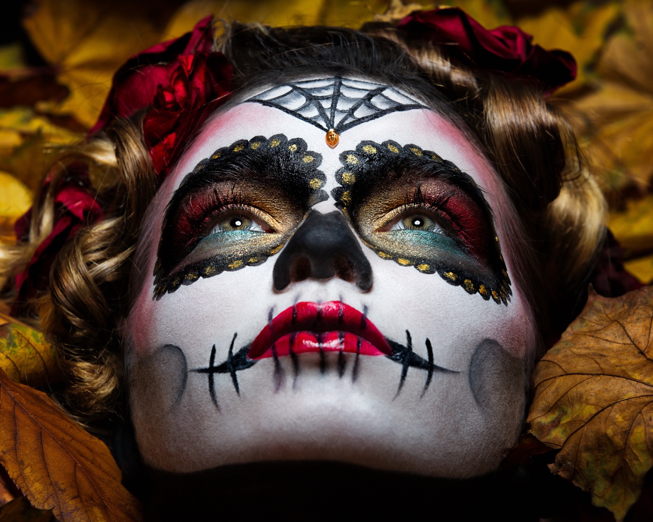 Молодая девушка с рисунком Калавера на лице