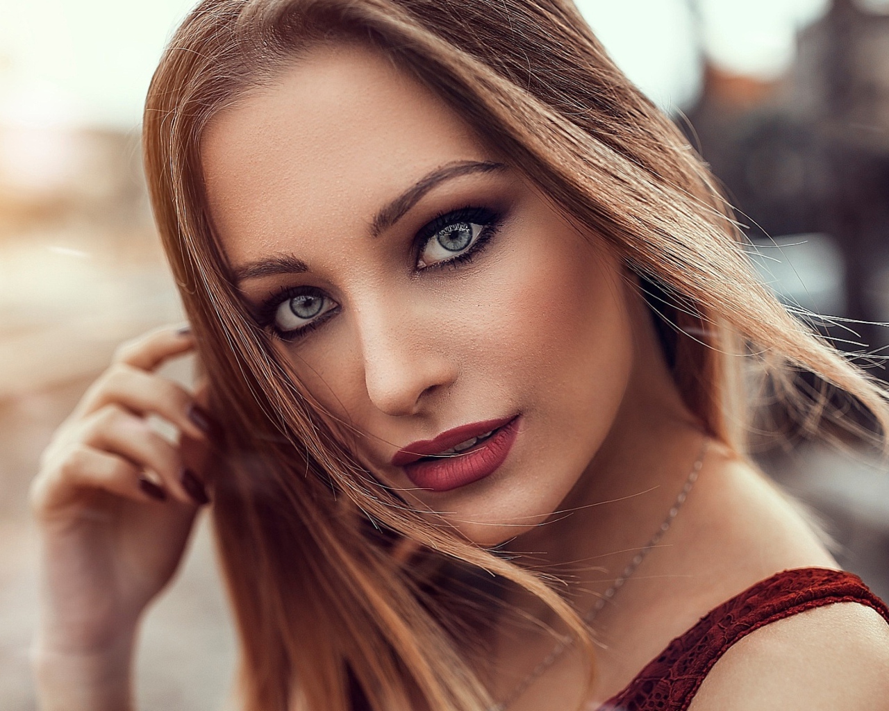 Молодая девушка с красивыми выразительными глазами 