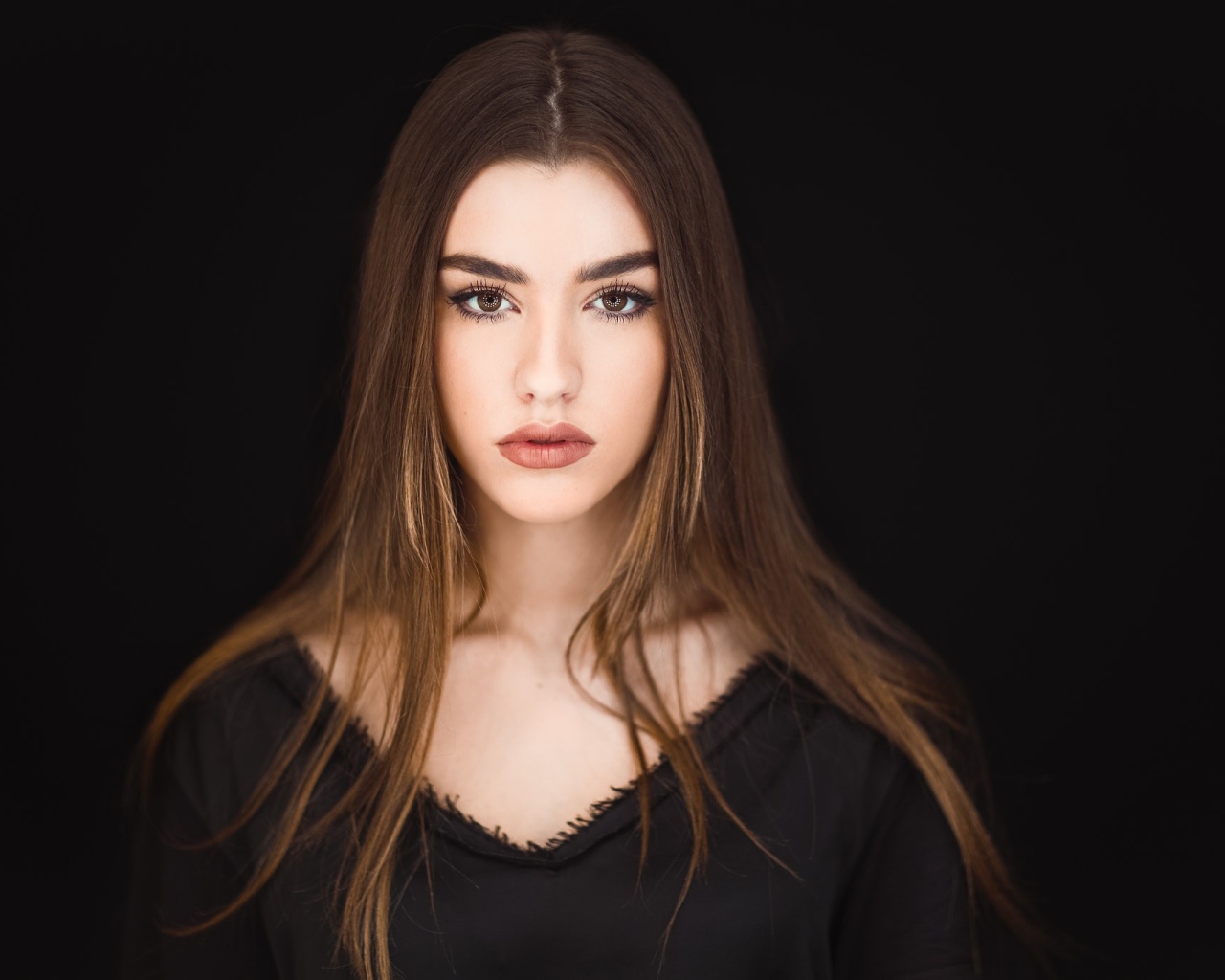 Молодая девушка с карими глазами 