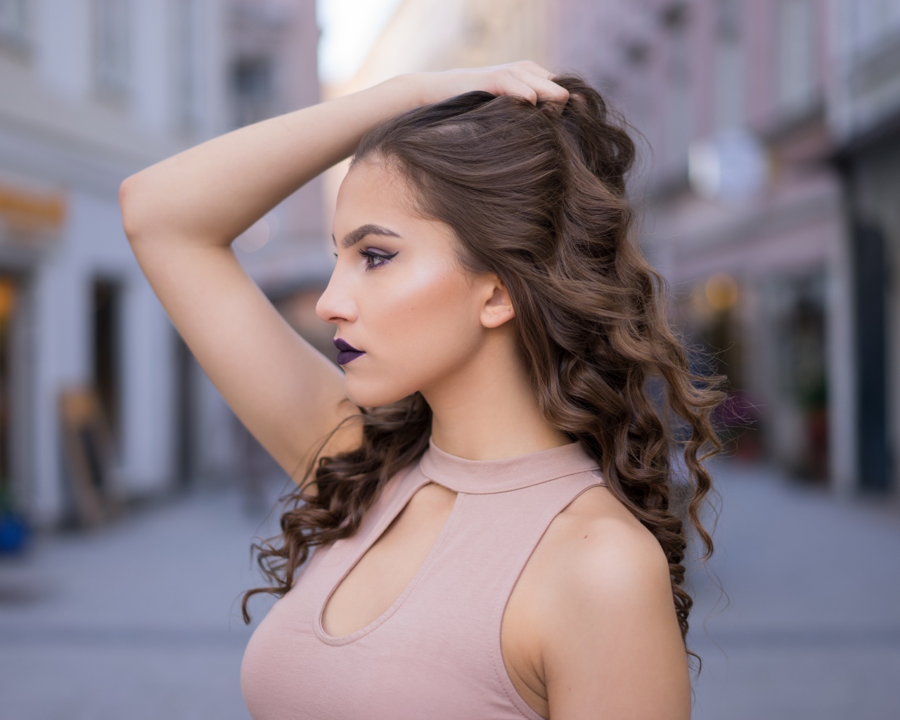 Молодая девушка шатенка с красивым макияжем