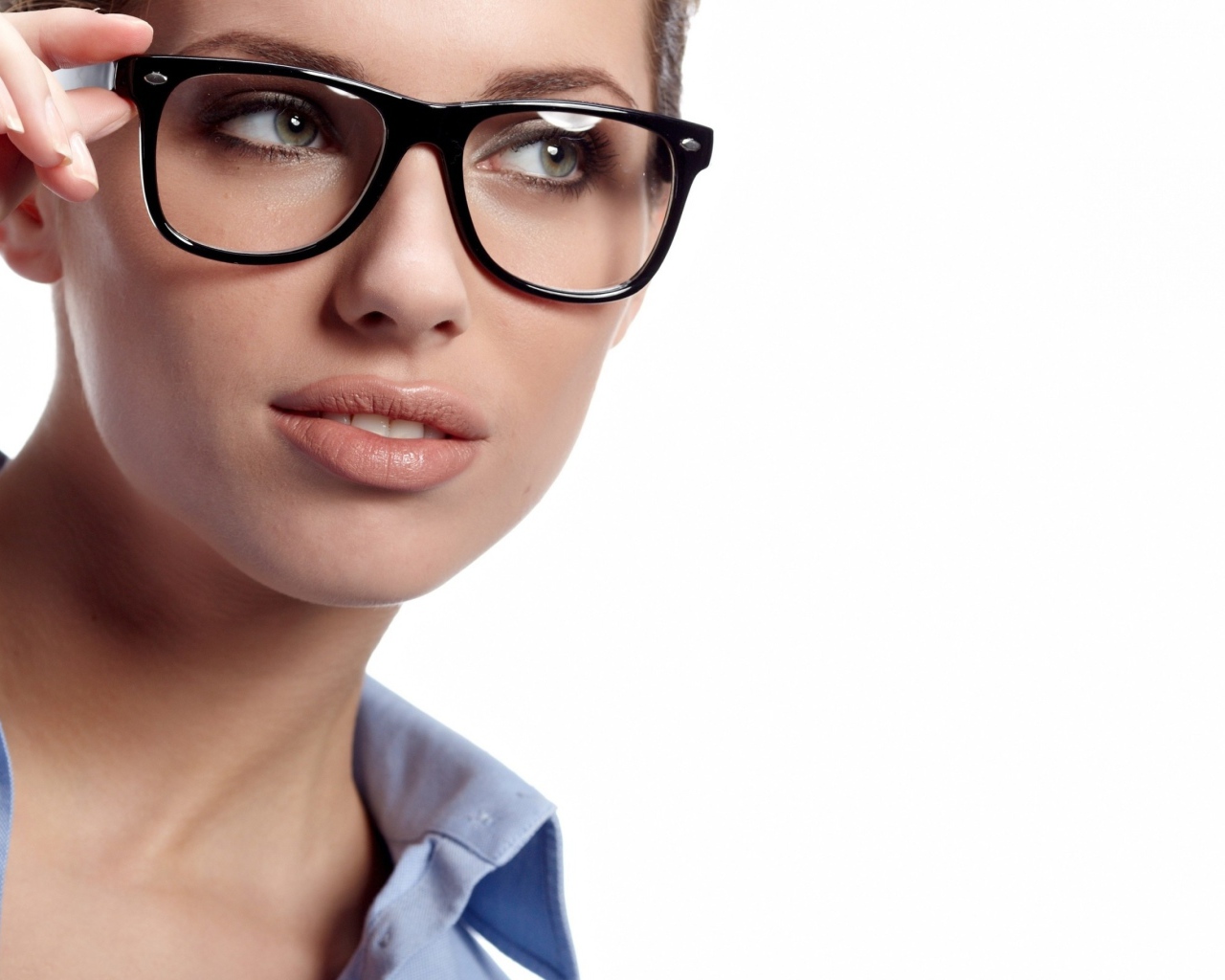 Молодая девушка в очках на белом фоне