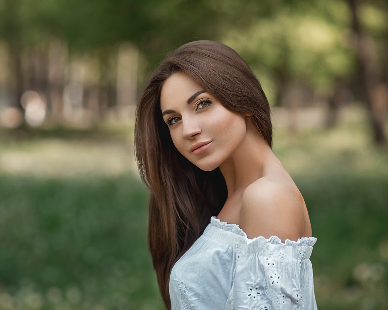 Молодая девушка с длинными волосами в белом 