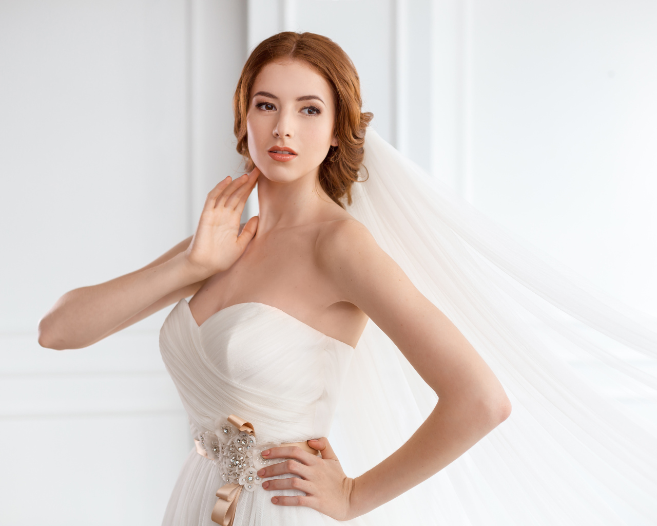 Молодая нежная девушка невеста в красивом свадебном платье