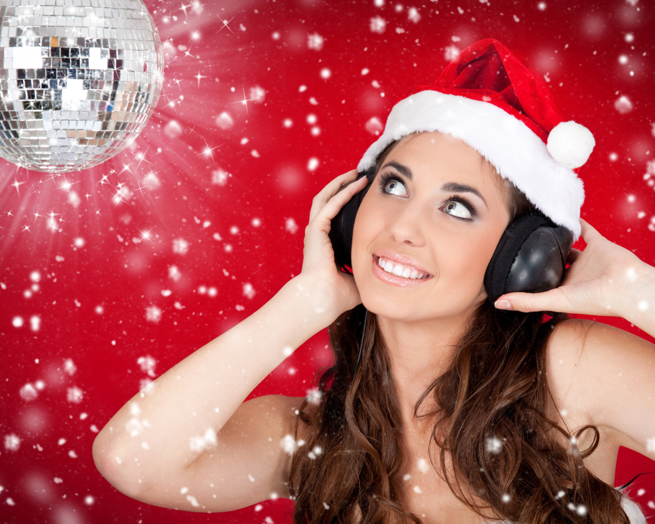 Девушка в новогодней шапке слушает музыка в наушниках