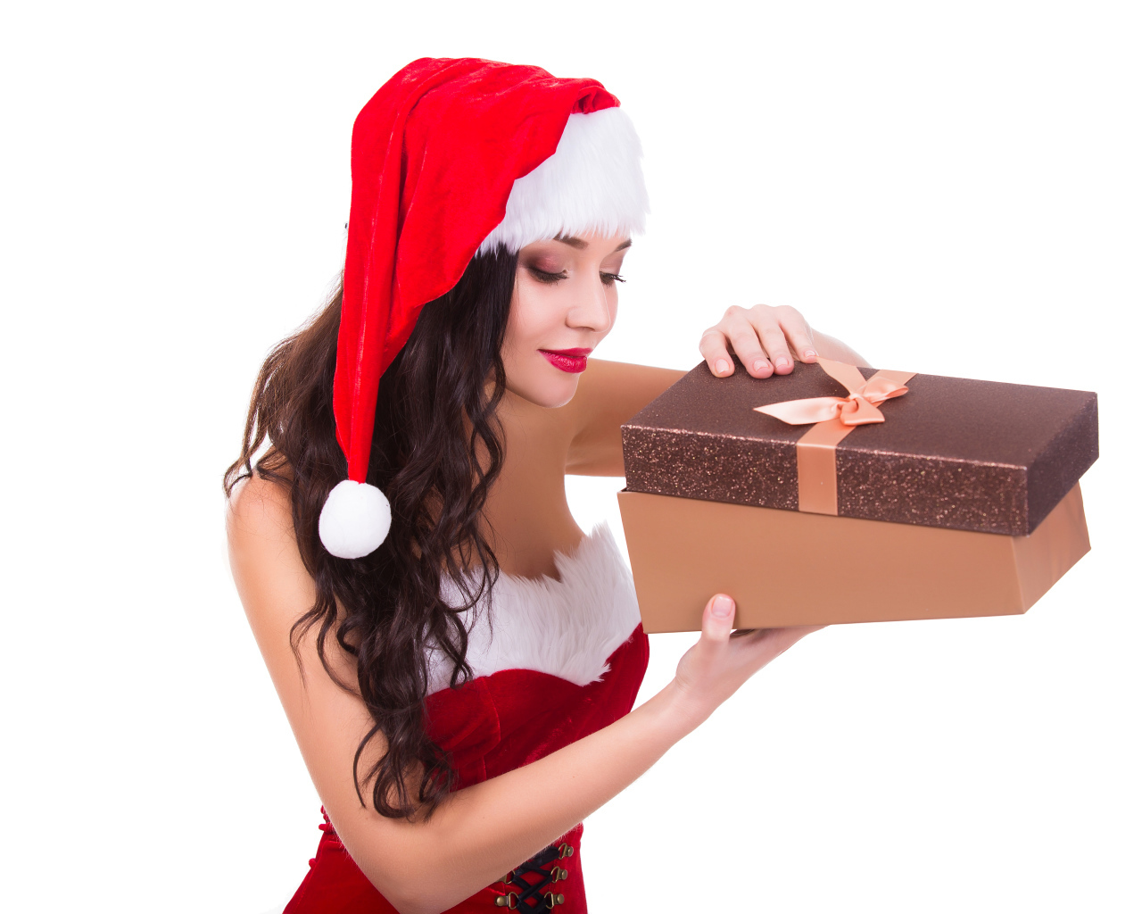Красивая девушка в новогоднем костюме с подарком