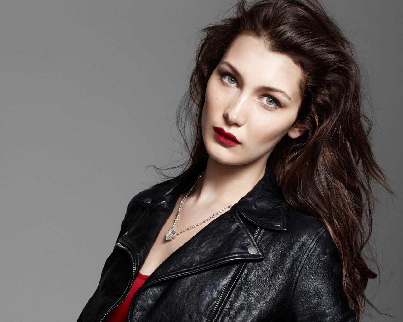 Американская модель Белла Хадид в черной кожаной куртке