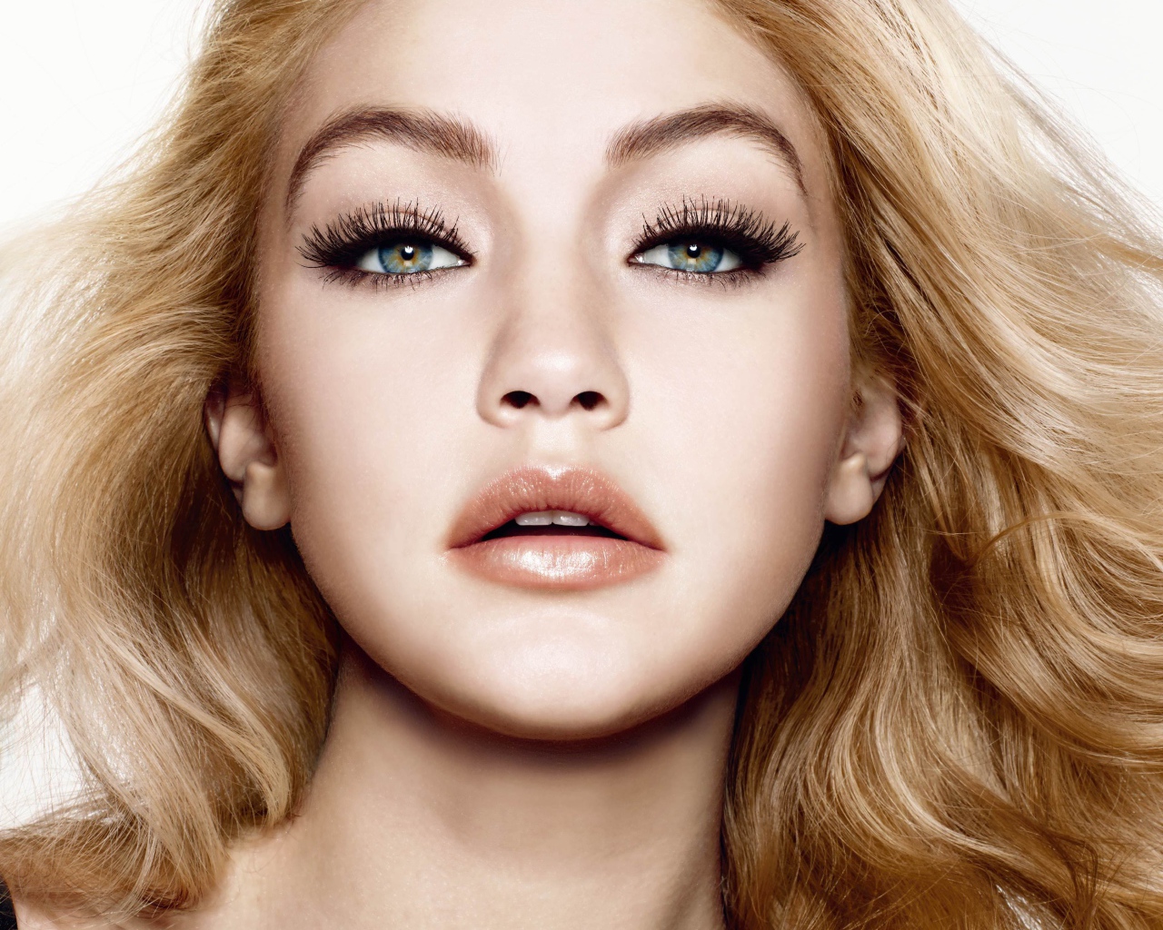 Красивая голубоглазая девушка модель Джиджи Хадид