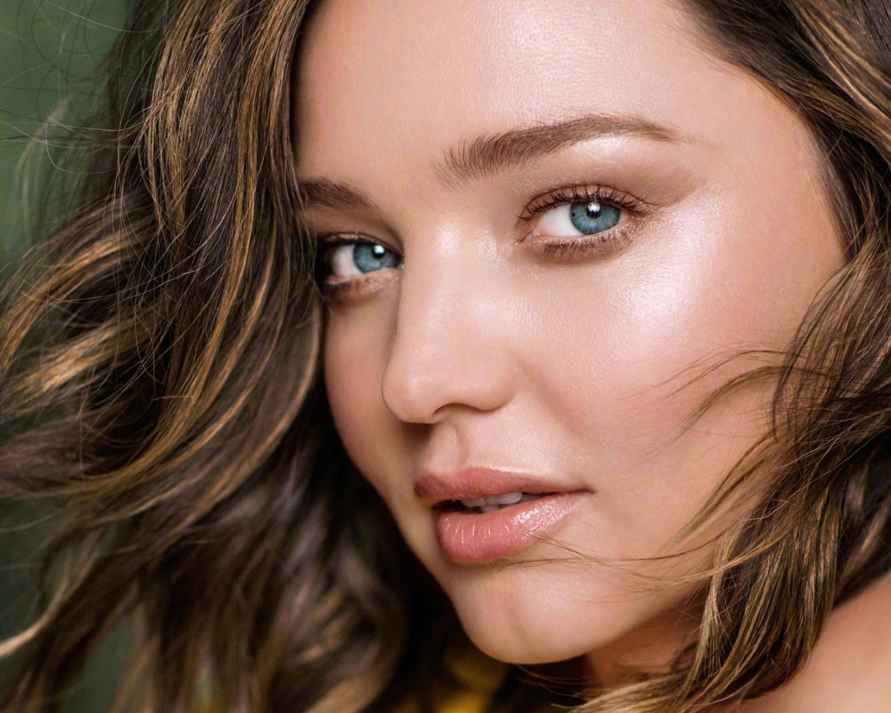 Красивая голубоглазая девушка модель Миранда Керр