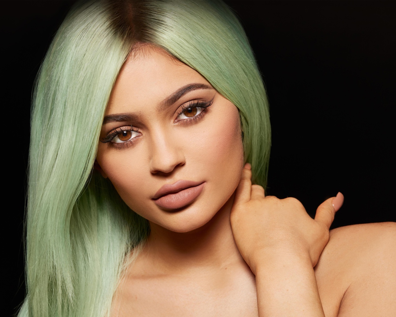 Красивая кареглазая модель Кайли Дженнер