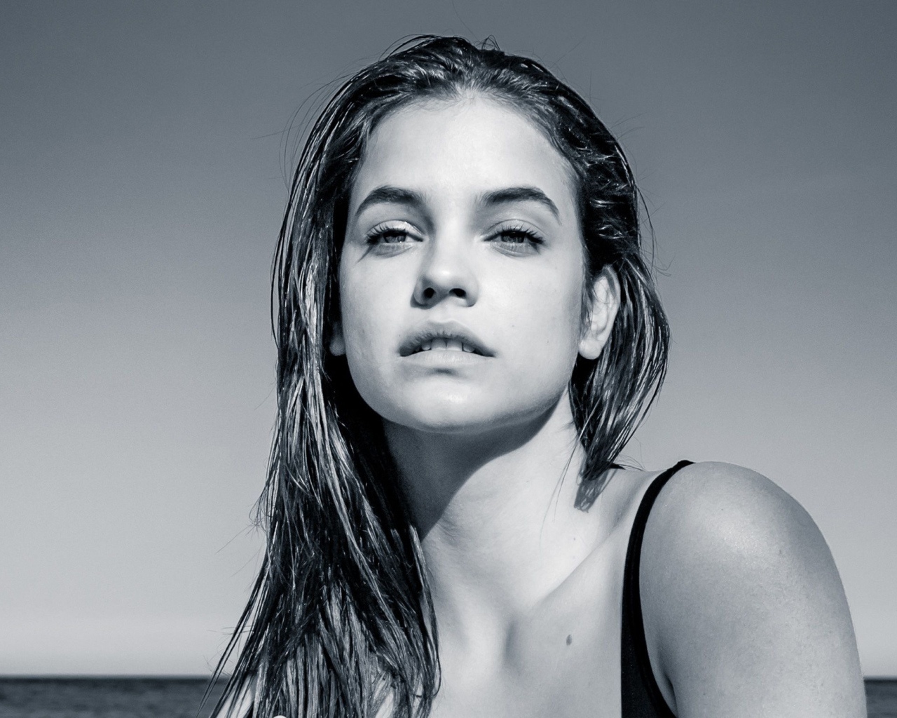 Красивая девушка модель Барбара Палвин черно-белое фото