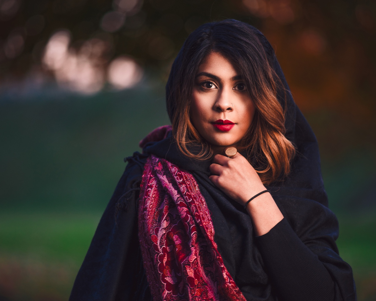 Красивая девушка модель в черном платке