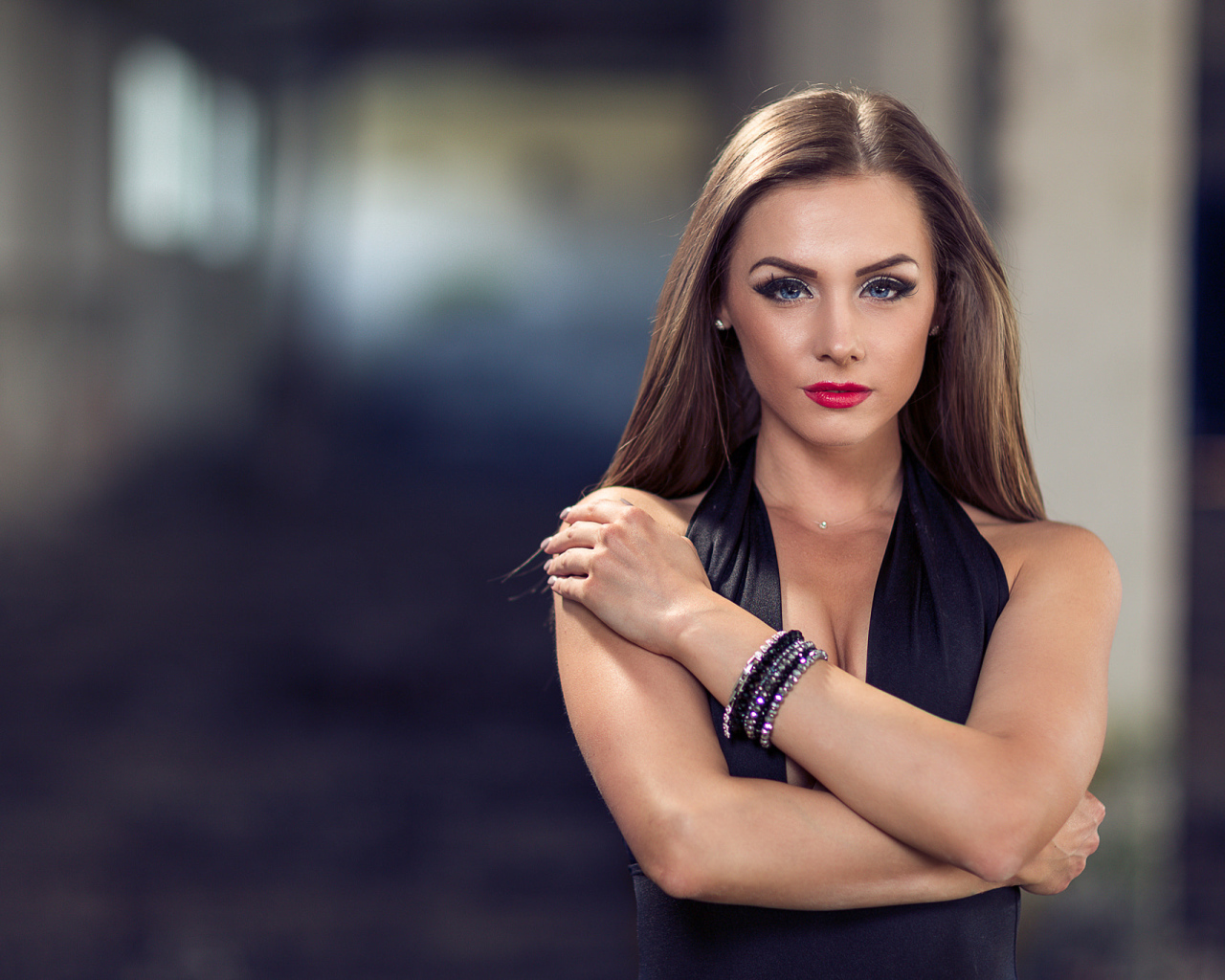 Голубоглазая девушка модель с красивым макияжем