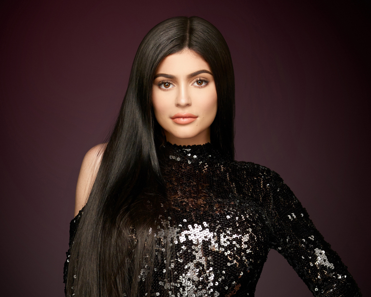 Эффектная девушка модель Кайли Дженнер с длинными волосами
