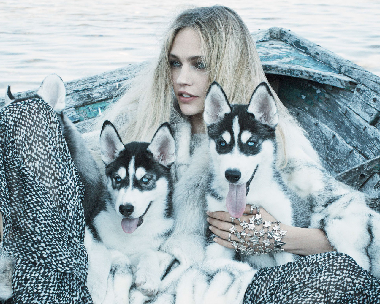 Девушка модель Саша Пивоварова с щенками хаски  