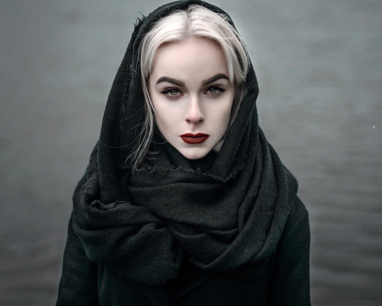 Девушка модель в черном наряде с красными губами 