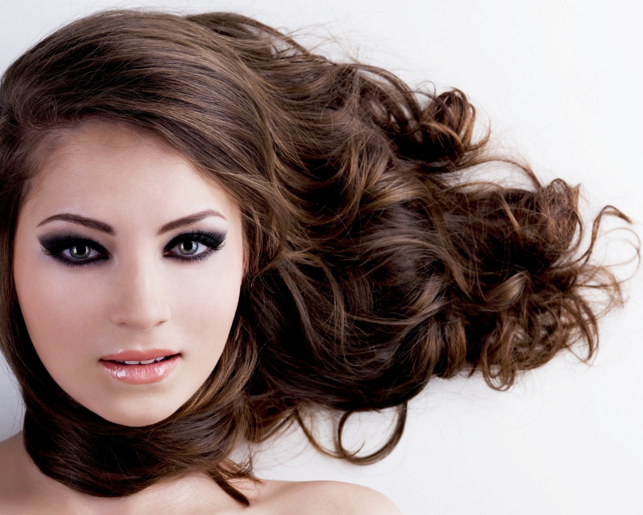 Девушка модель с темными волосами 