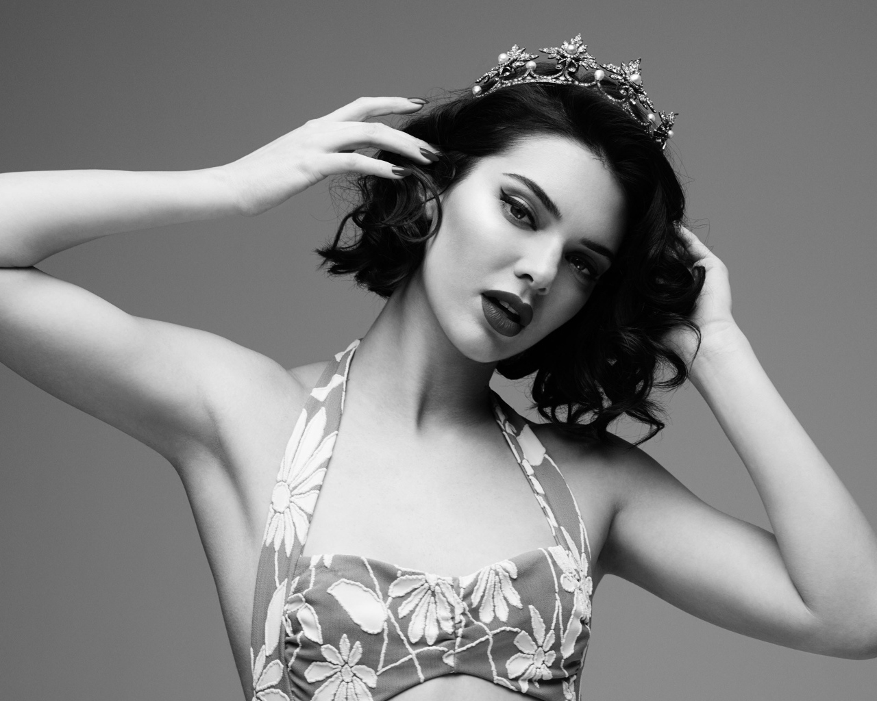 Фотомодель Кендалл Дженнер в короне, черно белое фото