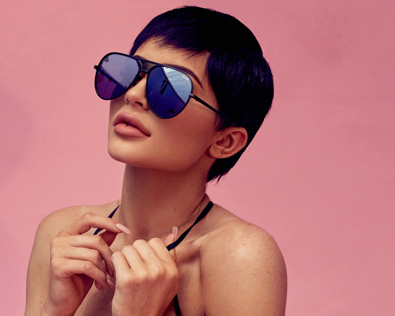 Популярная модель Кайли Дженнер в черных солнечных очках