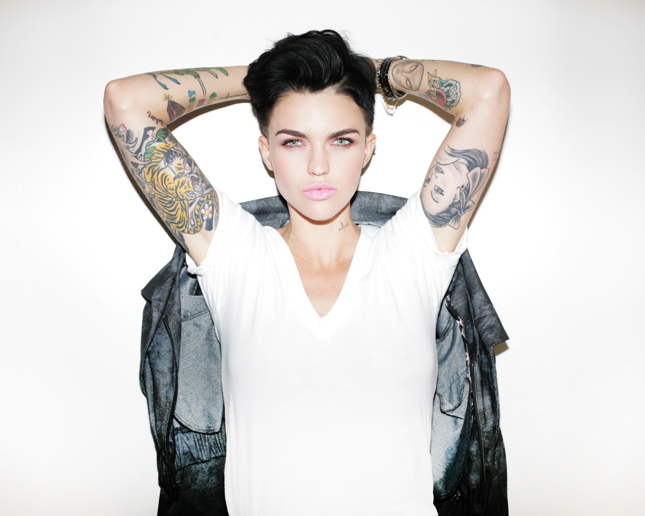 Девушка модель Руби Роуз с татуировками на руках