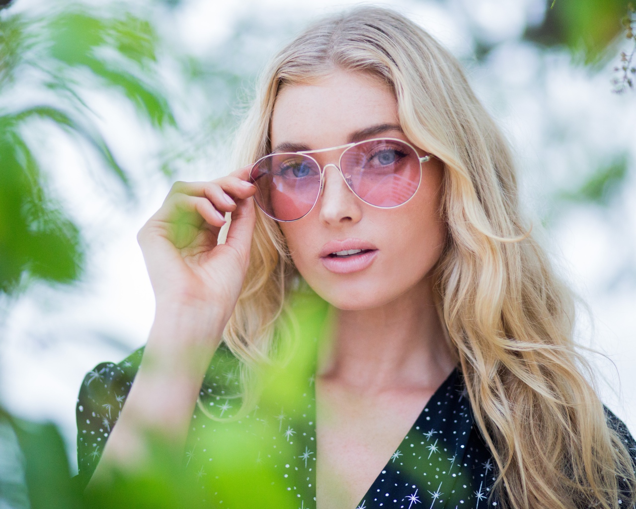 Стильная блондинка модель Эльза Хоск в солнечных очках