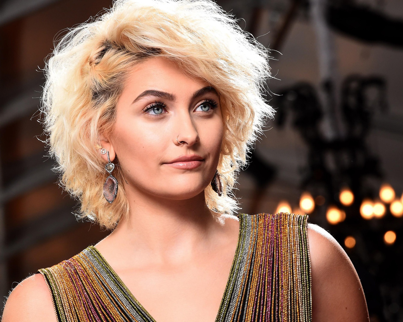 Молодая блондинка известная модель Пэрис Джексон