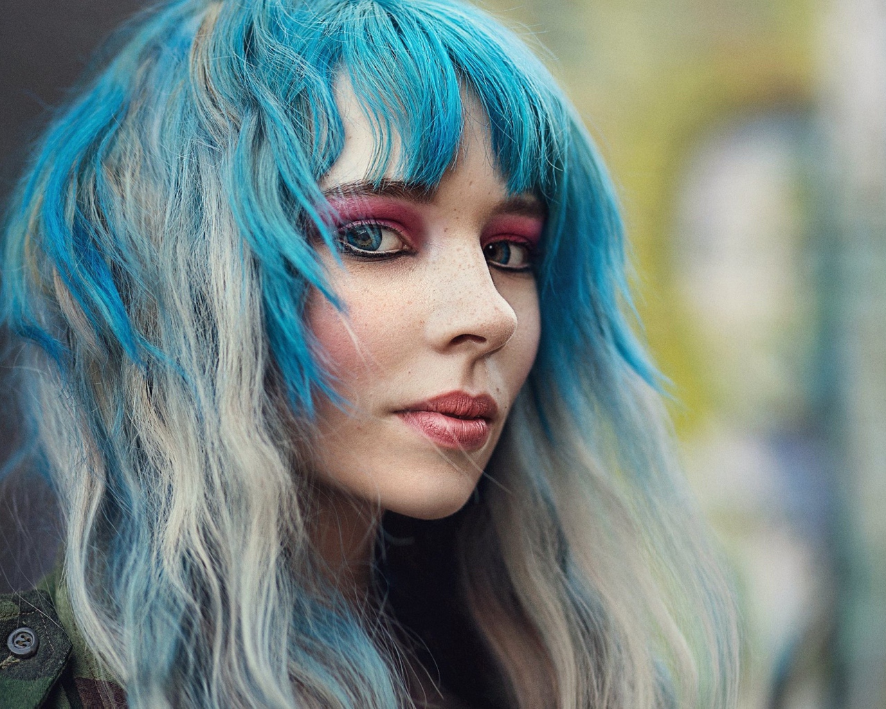 Молодая девушка модель с голубыми волосами