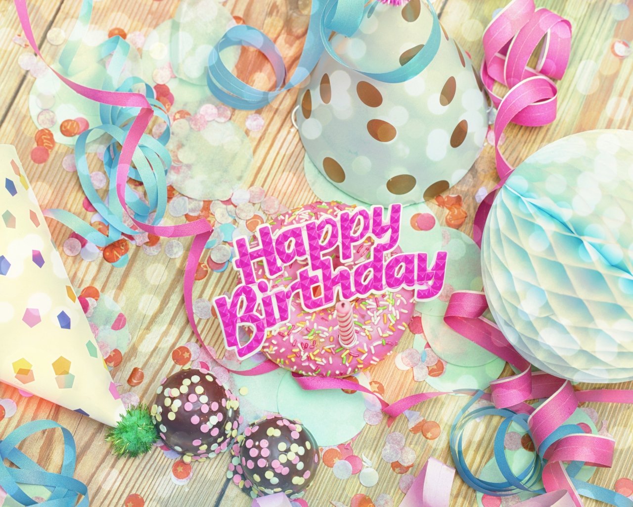 Праздничный кекс со свечкой на день рождения